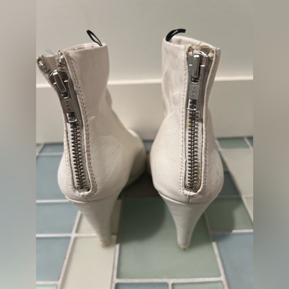 H&M white wedge 60s style gogo boots in white leather. - Picture 7 of 15